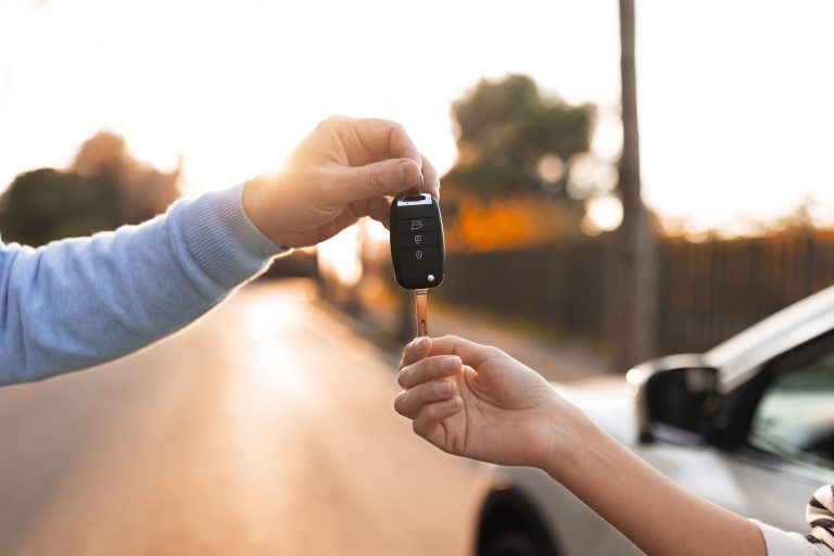 مالیات نقل و انتقال یکی از انواع مالیات‌های مستقیم است که در فرآیند خرید و فروش دارایی‌هایی مانند خودرو، موتورسیکلت و ملک اعمال می‌شود.