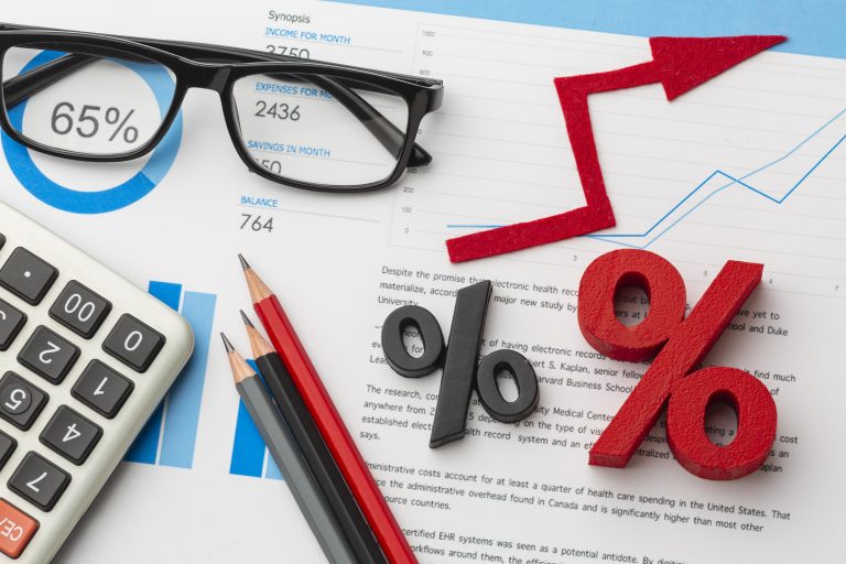 قیمت‌گذاری یکی از مهم‌ترین تصمیمات استراتژیک برای کسب‌وکارها است که می‌تواند تأثیر عمیقی بر سودآوری، جایگاه برند و جذب مشتری داشته باشد.